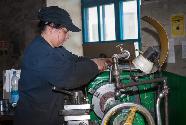 Ucrania, Antracita - 15 de mayo de 2013: Mujer-tornero en la zona de trabajo — Foto de Stock