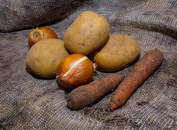 Verduras sucias en la arpillera — Foto de Stock