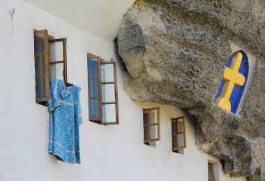 Cüppe din adamları dışında gönderildi. Mağaranın varsayım Manastırı