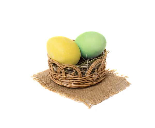Пасхальные яйца в корзине изолированы на белом фоне — стоковое фото