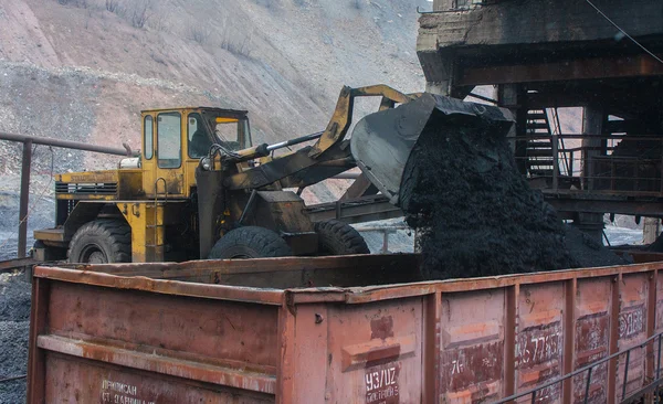 石炭の石炭の鉱山を読み込んでいます。ウクライナ、ドンバス — ストック写真