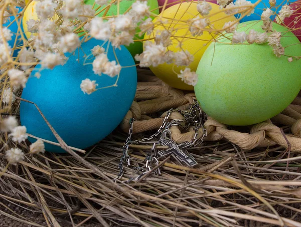 Krucifix och påsk ägg — Stockfoto