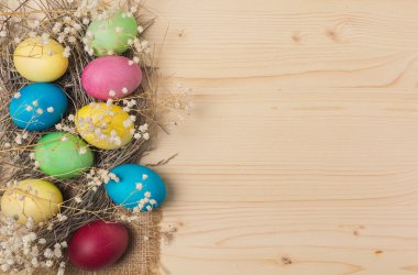 Ahşap arka planda paskalya yumurtaları