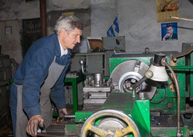 Ukrayna, Antrasit - 15 Mayıs 2013: işyerinde turner. karınca