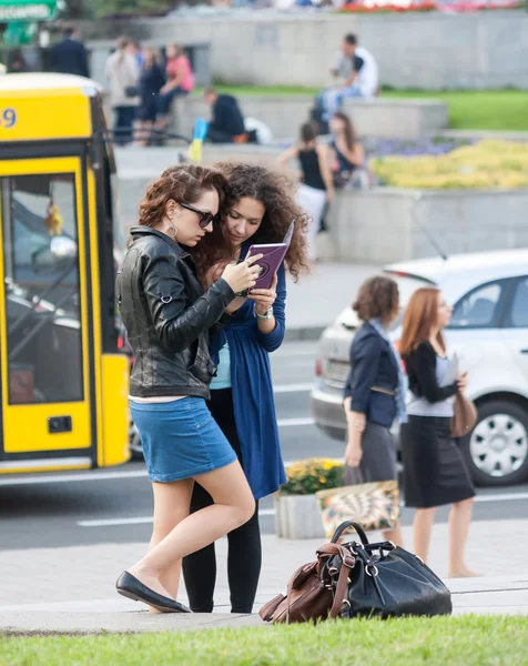 UCRÂNIA, KIEV - 11 de setembro de 2013: Jovens meninas de Kiev no — Fotografia de Stock