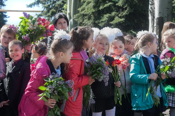 Makeevka, Ucrania - 7 de mayo de 2014: Los niños felicitan a los veteranos — Foto de Stock