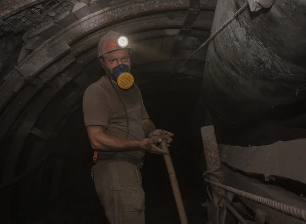 Donetsk, Ucrânia - 14 de março de 2014: O mineiro trabalhando undergroun — Fotografia de Stock