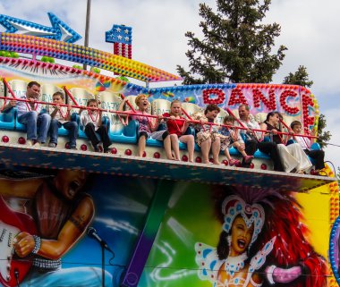 Makeevka, Ukrayna - 9 Mayıs 2012: Şehrin sakinleri iyi eğlenceler