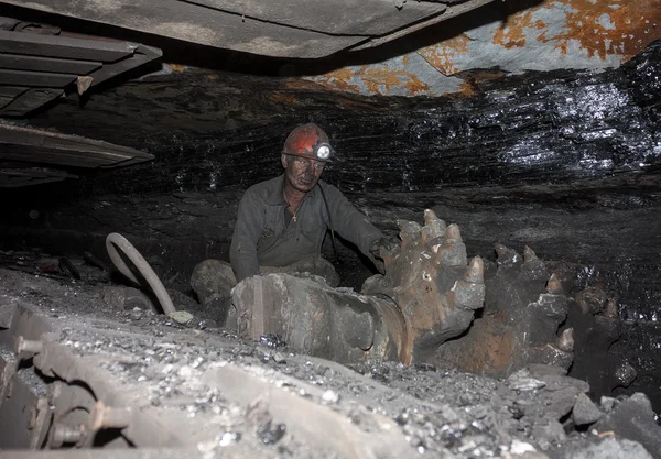 Donetsk, Ucrânia - 16 de agosto de 2013: Mineiro perto da mineração de carvão — Fotografia de Stock