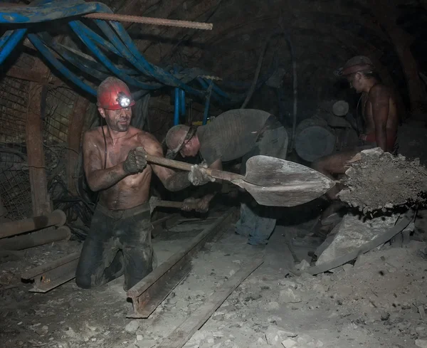 Donetsk, Ucrânia - 16 de agosto de 2013: Mineiros executam manual pesado — Fotografia de Stock