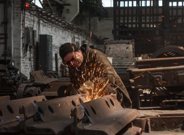 Thorez, Ukrayna - 22 Temmuz 2013: İş yerinde kaynakçı. Onarım ve Eng