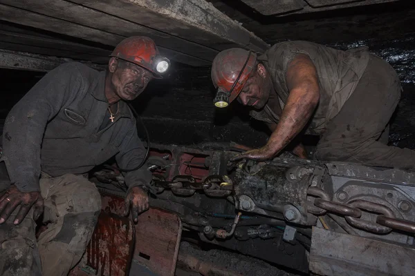 Donieck, Ukraina - 16 sierpnia 2013 r.: Górników w pobliżu górnictwa węgla kamiennego — Zdjęcie stockowe