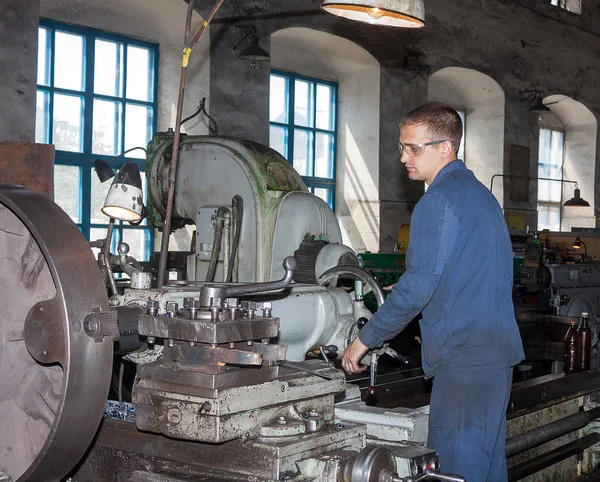 Ukraine, Anthracite - 15 maggio 2013: Turner sul posto di lavoro. Formiche — Foto Stock