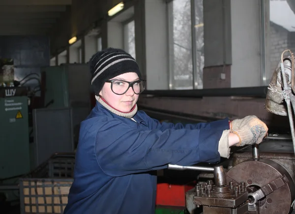 Ukraine, Makeevka, - 29 gennaio 2013: La ragazza al tornio. Impianto per la produzione di estintori "Torcia " — Foto Stock