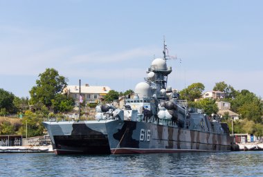 Ukrayna, Sivastopol - 02 Eylül 2011: Sivastopol füze silahları hovercraft Samum rıhtım ile Rus gemisi