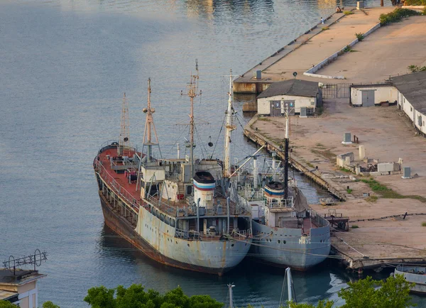 Украина, Севастополь - 2 сентября 2011 г.: Выброшенные ржавые корабли — стоковое фото