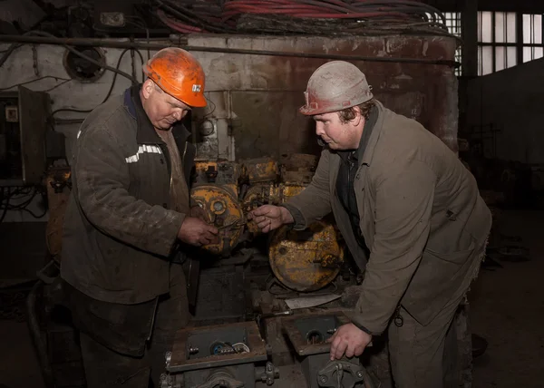 Donetsk, Ucrania - 20 de febrero de 2013: Cerrajeros reparación de equipos mineros — Foto de Stock