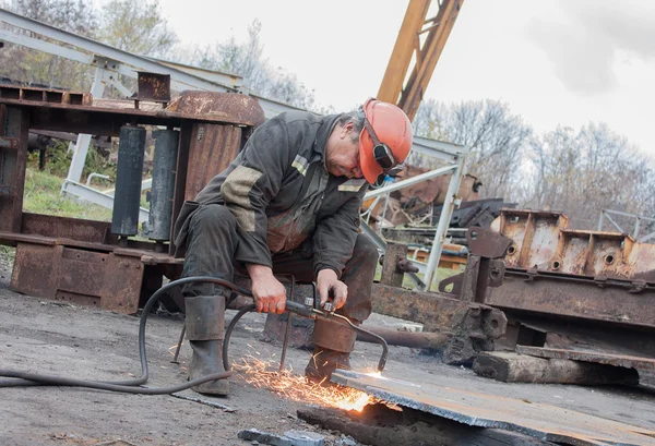 Donetsk, Oekraïne - November 06, 2012: Man werken snijden fakkel — Stockfoto