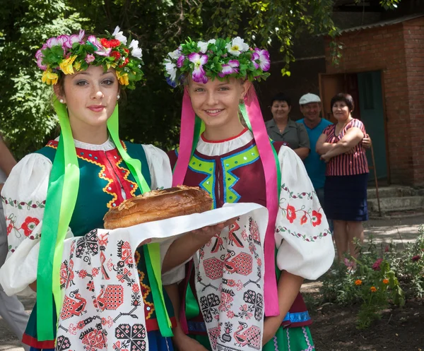 М. Донецьк, Україна - 26 липня 2013 року: дівчата в національних костюмів попередньо — стокове фото