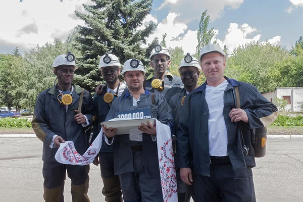 М. Донецьк, Україна - 26 липня 2013 року: шахтарів з вугілля символічний ingo — стокове фото