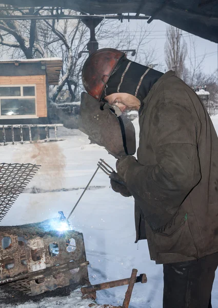 Makeevka, Ucrania - 14 de enero de 2013: Soldador trabajando en la mina — Foto de Stock