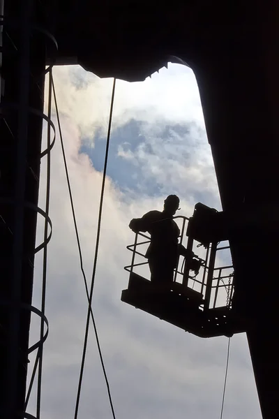 Yükseklikte çalışma Oluşturucusu silüeti. Sanayi — Stok fotoğraf