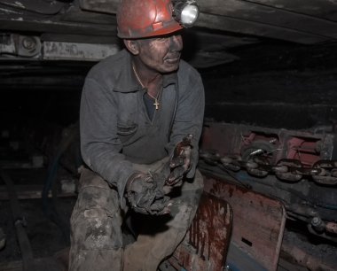 Donetsk, Ukrayna - Ağustos, 16, 2013: Madenci c madencilik kömür onarır.