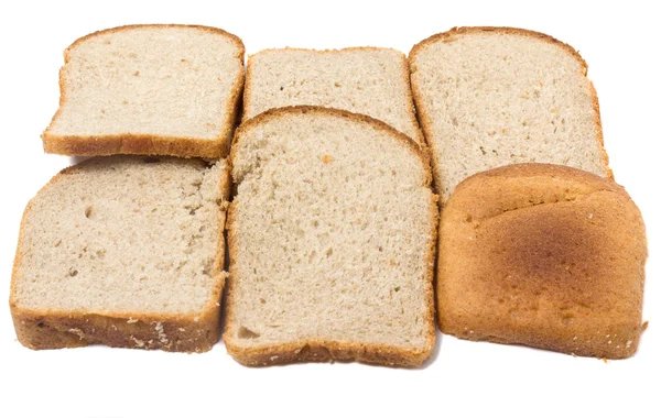 Primo piano affettato di pane. Isolato su sfondo bianco — Foto Stock