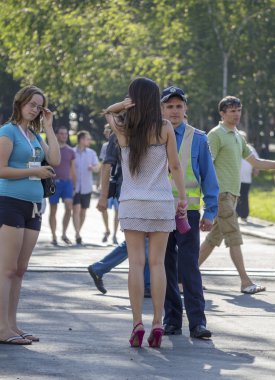 Donetsk, Ukrayna - 11 Haziran 2012: Genç subay konuşuyordu bir