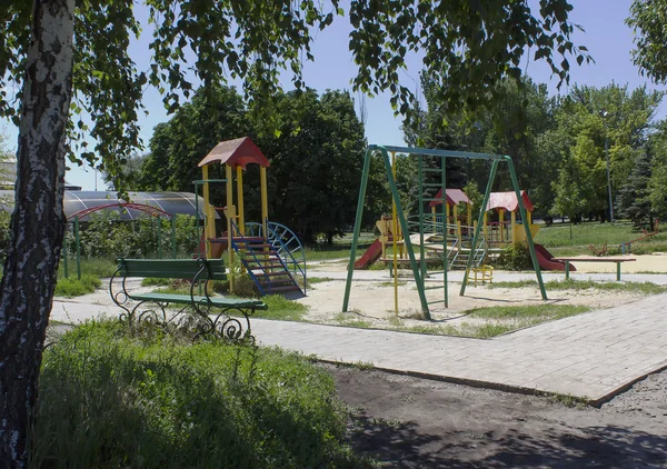Пустая детская площадка в полуденную жару — стоковое фото
