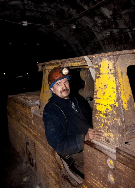 Conductor del lugar de trabajo eléctrico subterráneo —  Fotos de Stock