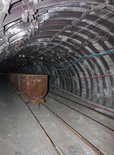 Опора арки и угольная шахта Тролли. Промышленность — стоковое фото