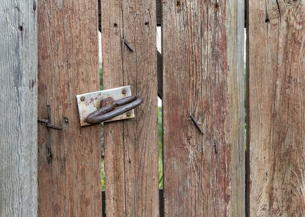 古い木材とドアのハンドル。テクスチャと背景 — ストック写真