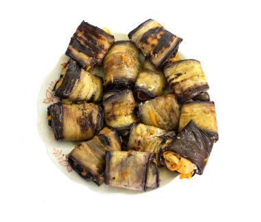 Bir plaka üzerinde rulo dolması patlıcan. Üstten Görünüm