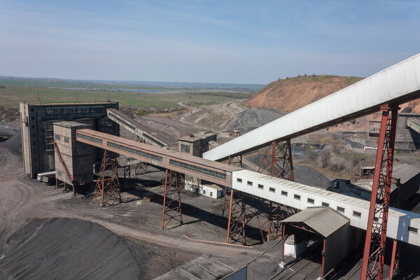 Угольная установка и окружающие виды
