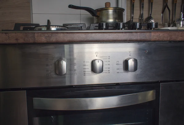 Four électrique chromé et plaque de cuisson. Appareils de cuisine — Photo