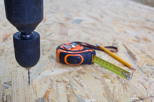 Matkap, rulet ve kereste. Tamir ve inşaatı