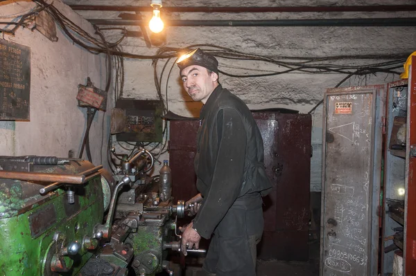 Zorinsk, Ukraine - March 18, 2013: Turner in the workplace. Repair shop mines Nikonorov - New — Stock Photo, Image