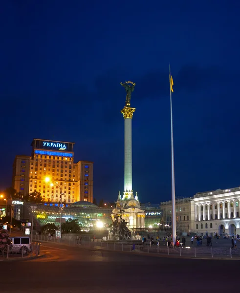キエフ, ウクライナ - 2013 年 9 月 10 日: 夜独立広場 — ストック写真
