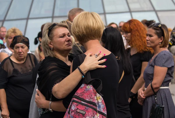 Kyjev, Ukrajina - 04 září 2015: Ženy na pohřbu zesnulého ve válce dobrovolníků — Stock fotografie