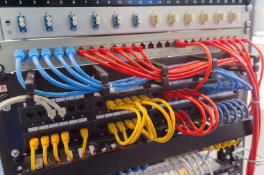 Ağ anahtarı ve Utp ethernet kabloları. Elektronik