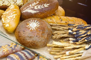 Fırın vitrininde çeşitli lezzetli hamur işleri. Yiyecek.