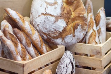 Fırın tezgahında farklı türde taze ekmek var. Yiyecek.