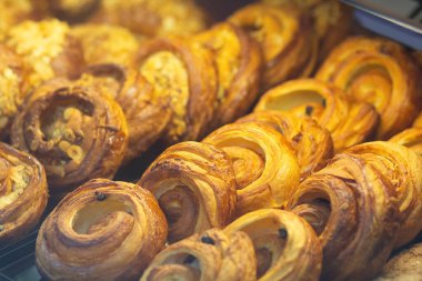 Pastanenin vitrininde nefis hamur işleri. Yiyecek.