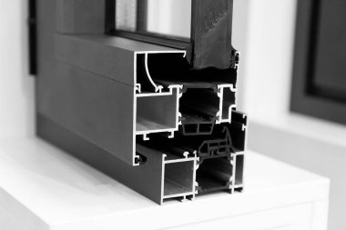 Pencere için modern alüminyum profil, krupiye salonundaki kapılar. Sanayi