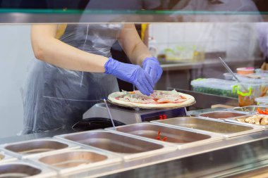 Fırında pizza pişirme süreci. Yiyecek.