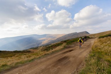 Motorcular Karpatya dağında yoldalar. Ukrayna