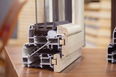 Galeride ahşap süslemeli lüks PVC pencereler. Sanayi