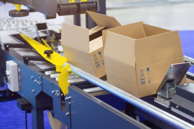 Taşıyıcı banttaki karton kutular. Sanayi