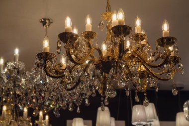 Mağaza vitrininde avizeler.